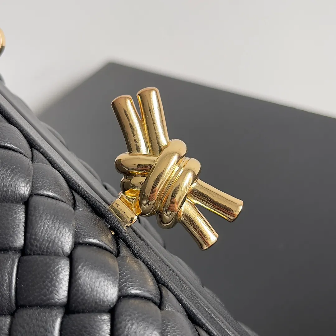 Batch 2260 BOTTEGA VENETA KNOT evening bag chain version for women is now on the market! Delicate and elegant, soft and powerful, this bag is definitely a representative of intellectual women. As an evergreen model of BV, the blessing of the chain is the icing on the cake. The classic weaving once again interprets the unique craftsmanship (the chain can be disassembled separately). Style number: 776662 Size: 19*11.5*5cm